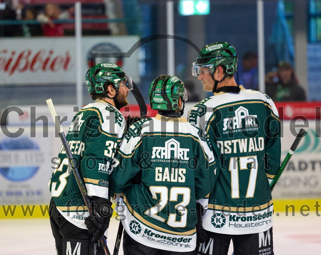 2025-09-21_073_TSV_Erding_gegen_Hoechstadter_Alligators | Erding, Deutschland, 21.09.2025:Eishockey, Oberliga Süd 2025 / 2026, 2. Spieltag, TSV Erding gegen Höchstadter Alligators, Endergebnis: 3:4Marc Schmidpeter (Erding Gladiators, #33), Lukas Gaus (Erding Gladiators, #23), Elia Ostwald (Erding Gladiators, #17)Foto: Christian Riedel / fotografie-riedel.net