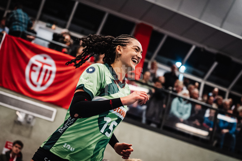 Volleyball | Frauen | Saison 2025/2026 | Volleyball Bundesliga | ETV Hamburger Volksbank Volleys vs. Ladies in Black Aachen | 29.10.2025 | Sophia Fallah (#15, Ladies in Black Aachen) läuft in die Halle ein