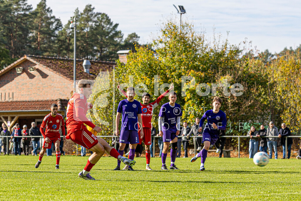 Sperber Veerßen - Huck_ Heiko (trifft per Strafstoß zum 1-1) vs SV Holdenstedt II 191025 dlP | immodelaporte-sportfotos - Realisiert mit Pictrs.com