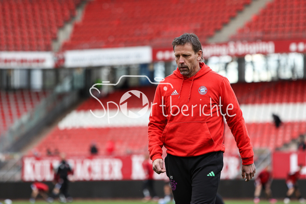 1. FC Nürnberg II - FC Bayern Amateure | Bayern Amateure Trainer Holger SEITZ in Aktion vor der Partie in Nürnberg / Freisteller / Einzelfoto
