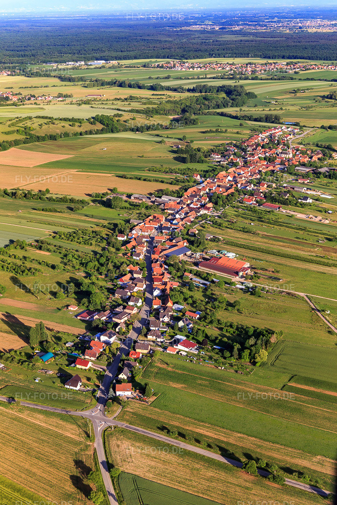 Luftbild: Ortsteil Eberbach von Norden in Gundershoffen im Bundesland Bas-Rhin in Frankreich. – Foto: IMG_100806.jpg vom 08.06.2017 durch Werner Riehm/FLY-FOTO.de – Auflösung des Originals: 3648 x 5472 px