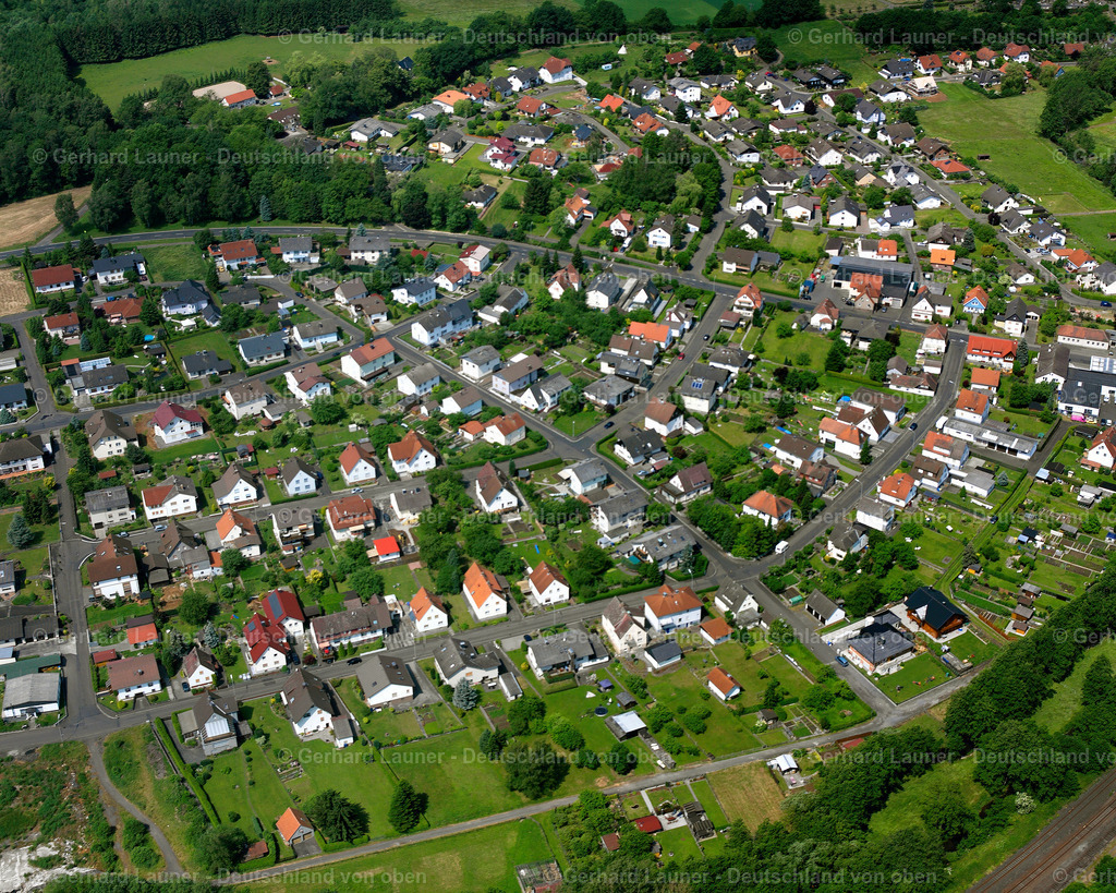 2614780 | NIEDER-OHMEN 06.08.2006 Landwirtschaftliche Nutzflächen und Feldgrenzen  umsäumen das Siedlungsgebiet des Dorfes in Nieder-Ohmen im Bundesland Hessen, Deutschland // Agricultural land and field boundaries surround the settlement area of the village  in Nieder-Ohmen in the state Hesse, Germany Foto: Gerhard Launer