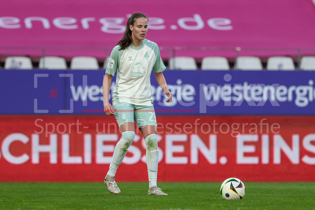 Fussball, Google Pixel Frauen-Bundesliga, SGS Essen - SV Werder Bremen | v.li.: Hanna Nemeth (SV Werder Bremen, 23) am Ball, Freisteller, Einzelbild, Ganzkörper, Aktion, Action, Spielszene, DIE DFB-RICHTLINIEN UNTERSAGEN JEGLICHE NUTZUNG VON FOTOS ALS SEQUENZBILDER UND/ODER VIDEOÄHNLICHE FOTOSTRECKEN. DFB REGULATIONS PROHIBIT ANY USE OF PHOTOGRAPHS AS IMAGE SEQUENCES AND/OR QUASI-VIDEO.