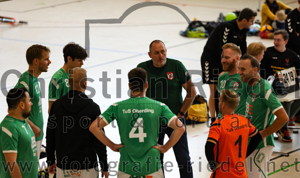 2022-11-12_044_TuS_Oberding_gegen_SC_Freising_II | Oberding, Deutschland, 12.11.2022:
Volleyball, Bezirksliga Ost 2022 / 2023, 7. Spieltag, TuS Oberding gegen MTV Pfaffenhofen II, Endergebnis: 3:2

Christian Sieracki (TuS Oberding, #7), Carl Baucks (TuS Oberding, #12), Nicolas Barbona (TuS Oberding, #8), Peter Koch (TuS Oberding, #4), Trainer Rico Pätz (TuS Oberding), Benedikt Lösch (TuS Oberding, #10), Andre Paul (TuS Oberding, #5)

Foto: Christian Riedel / fotografie-riedel.net