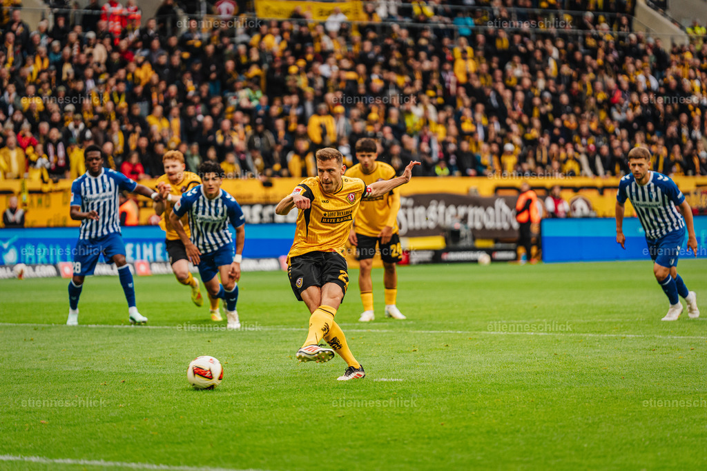 Dresdner SC - Allianz MTV Stuttgart, DEKRA 1. Bundesliga Frauen, Volleyball | Im Bild: Niklas Hauptmann (27, SG Dynamo Dresden) trifft 11 Meter nach Faul18.10.2026, SG Dynamo Dresden - 1. FC Magdeburg, 2. BUNDESLIGA - 8. SPIELTAG, Fußball, Deutschland, Dresden, Rudolf-Harbig-Stadion