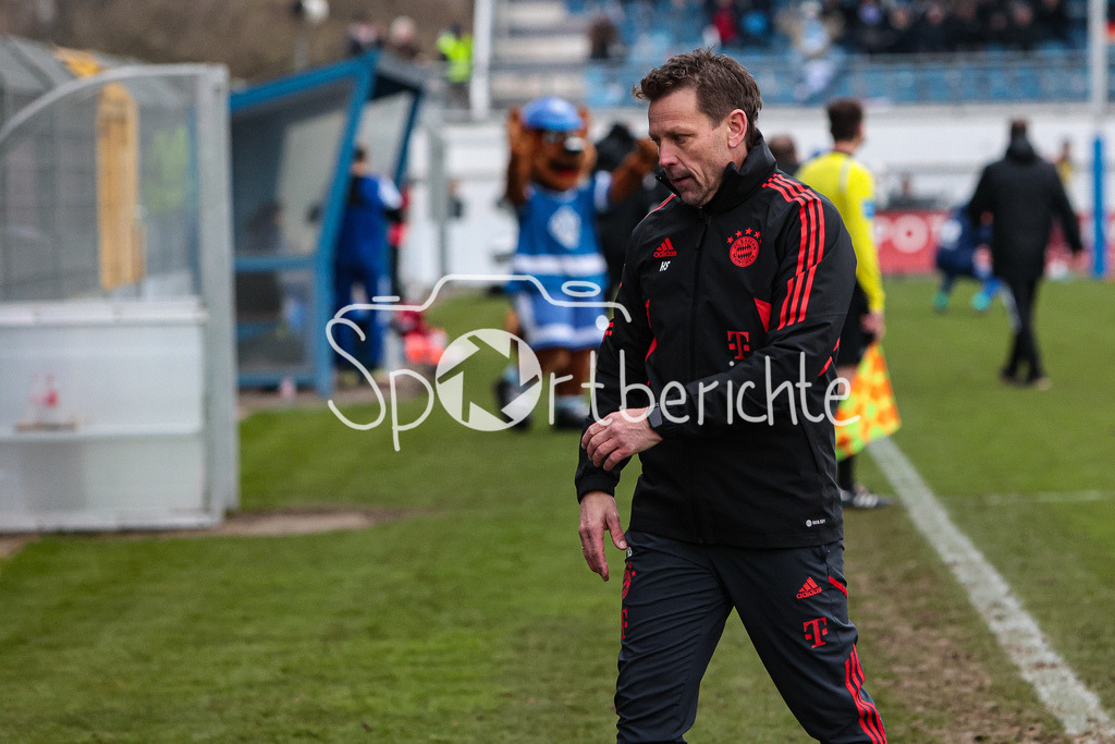SV Vikoria Aschaffenburg - FC Bayern Amateure | FCB Trainer Holger Seitz in Aktion