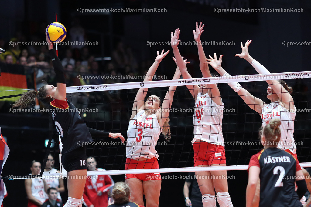 EuroVolley2408230102048 | 24.08.2023, CEV EuroVolley 2023, Volleyball-Europameisterschaften der Frauen, Gruppenphase Gruppe C, Tag8, CASTELLO Düsseldorf: Deutschland vs. Türkei. Lena STIGROT (GER) schmettert den Ball über die Abwehr von Cansu ÖZBAY (TUR), Ebrar KARAKURT (TUR) und Zehra GÜNES (TUR)