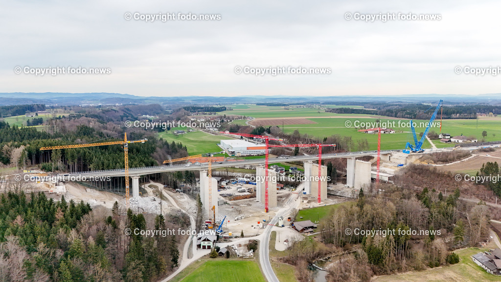 Westautobahn_ A1_ Aurachtalbruecke_ 11.03.2024-26 | 11.03.2024, Aurachkirchen, AUT, Westautobahn, A1, Aurachtalbruecke, im Bild Baustelle, Bruecke, Uebergang, Tal, Kran, Kraene, Schwerlastkran, Felbermayr, Sanierung, Asfinag, Baugeraete, Bagger, Verkehr, Drohne, Luftbild