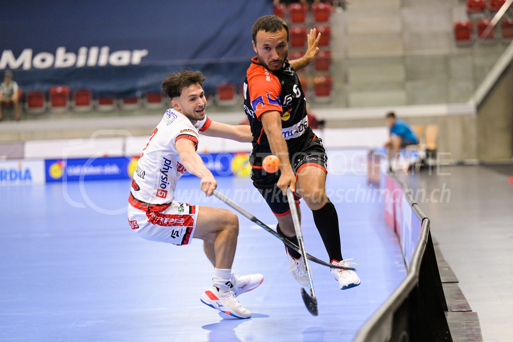 HC Rychenberg vs. Floorball Köniz - 28. August 2022 | HC Rychenberg vs. Floorball Köniz
AXA Arena, Winterthur
Sämi Gutknecht (#6 HC Rychenberg) sticht durch gegen Leon Tringaniello (#7 Floorball Köniz).
Bild: Sportfotografie Markus Aeschimann | www.markus-aeschimann.ch - Realisiert mit Pictrs.com