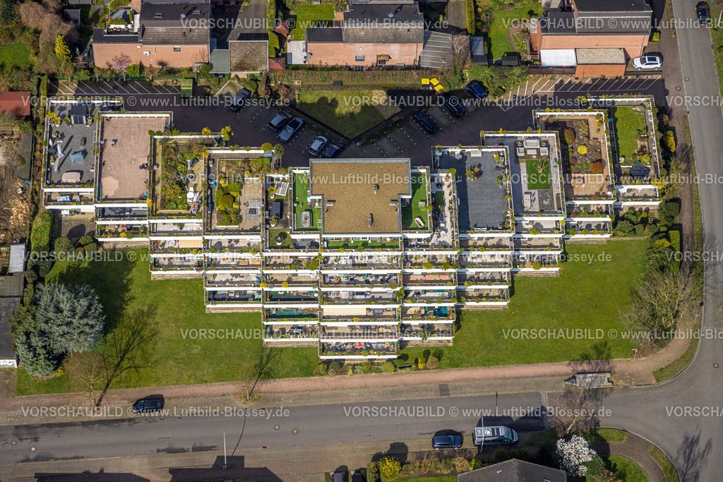 Schermbeck240310296 | Luftbild, Terrassenhaus, grün bepflanzte Balkone und Dächer, Dachgarten, Balkonmöbel und Sonnenschirme, Altschermbeck, Schermbeck, Nordrhein-Westfalen, Deutschland