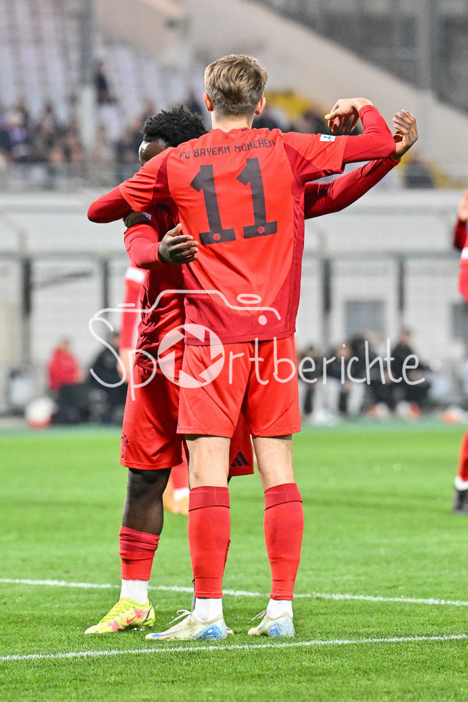 FC Bayern Amateure - TSV Schwaben Augsburg | Jubel der Bayern nach dem Treffer zum 1-0 durch Guido DELLA ROVERE (FC Bayern München II #11) / Freude / Happy /  Tor / Torschuetze / Regionalliga Bayern: FC Bayern Muenchen II - TSV Schwaben Augsburg, Gruenwalder Stadion am am 25.10.2024