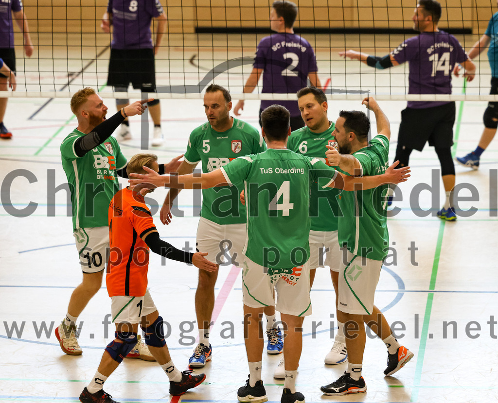 2022-11-12_034_TuS_Oberding_gegen_SC_Freising_II | Oberding, Deutschland, 12.11.2022:
Volleyball, Bezirksliga Ost 2022 / 2023, 7. Spieltag, TuS Oberding gegen MTV Pfaffenhofen II, Endergebnis: 3:2

Benedikt Lösch (TuS Oberding, #10), Bernd Walter (TuS Oberding, #1), Andre Paul (TuS Oberding, #5), Peter Koch (TuS Oberding, #4), Oliver Pelz (TuS Oberding, #6), Christian Sieracki (TuS Oberding, #7)

Foto: Christian Riedel / fotografie-riedel.net