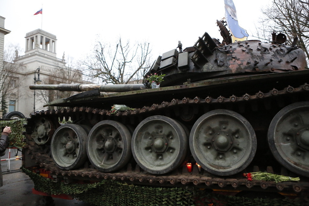 Berlin:  Panzerwrack aus der Ukraine vor der russischen Botschaft als Mahnmal gegen den Krieg | Deutschland, Berlin, 24.02.2023. Ein Panzerwrack steht vor der russischen Botschaft in Berlin-Mitte, mit dem am Jahrestag des russischen Angriffs auf die Ukraine erinnert werden soll. Der zerstörte Panzer vom Typ T-72 soll einige Tage lang vor dem Gebäude Unter den Linden als Mahnmal gegen den Krieg stehen.