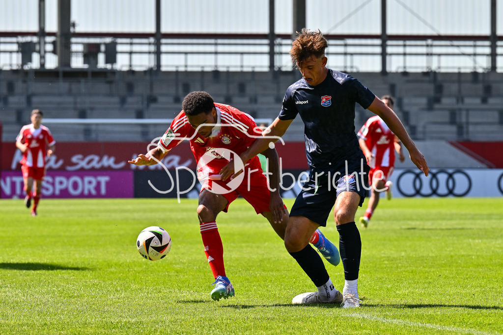 FC Bayern München U19 - SpVgg Unterhaching U19 | im Duell Chivano WIJKS (FCB #2) und Luis HASENSTAB (Haching 4) / Zweikampf / U19 DFB-Nachwuchsliga: FC Bayern München U19 - SpVgg Unterhaching U19; FC Bayern Campus am 10.08.2025