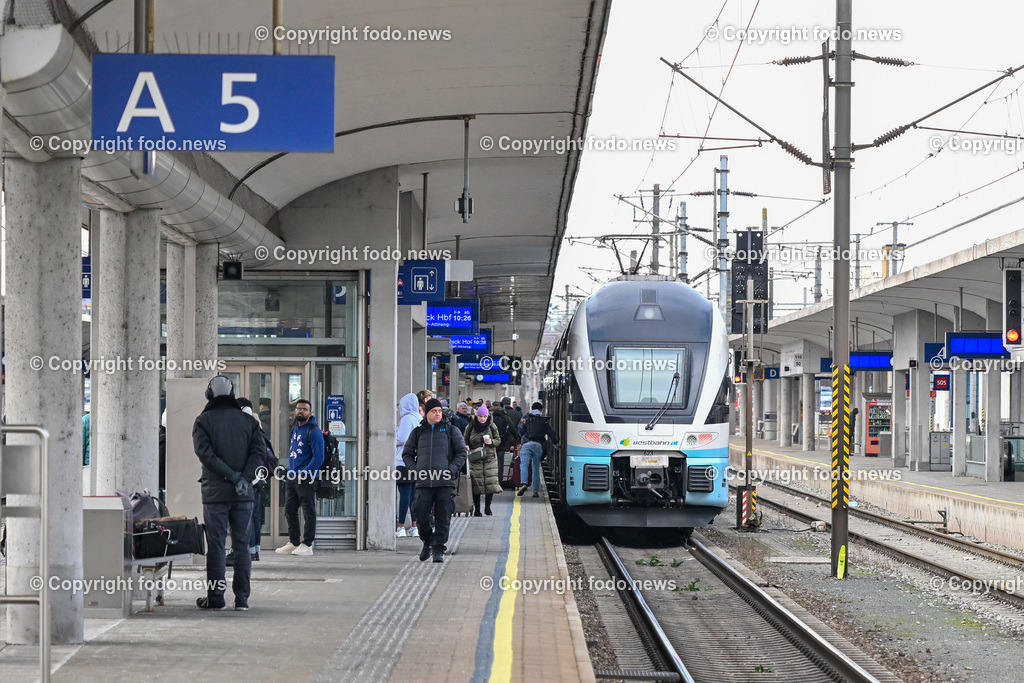 Hauptbahnhof Linz_ Bahnhofshalle_ Bahnsteig_ 26.12.2023-10 | 26.12.2023, Hauptbahnhof Linz, AUT, Bahnhofshalle und Bahnsteig, im Bild Bahnhofshalle, Bahnsteig, Zug, Fahrgaeste, Ticket, Ticketautomat, OEBB, Reisende, Gepaeck, Railjet, Westbahn, ICE, DB, Schild, Anzeigetafel, Linz