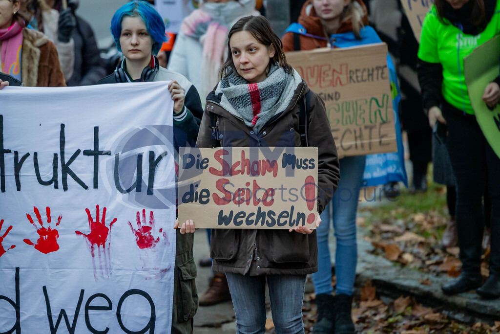 R06_2712 | 29.NOV.24-Protestmarsch gegen Gewalt-Copyright: Katholische Kirche Kärnten/Denk Dich Neu/Trainproduction/Matthias Trinkl