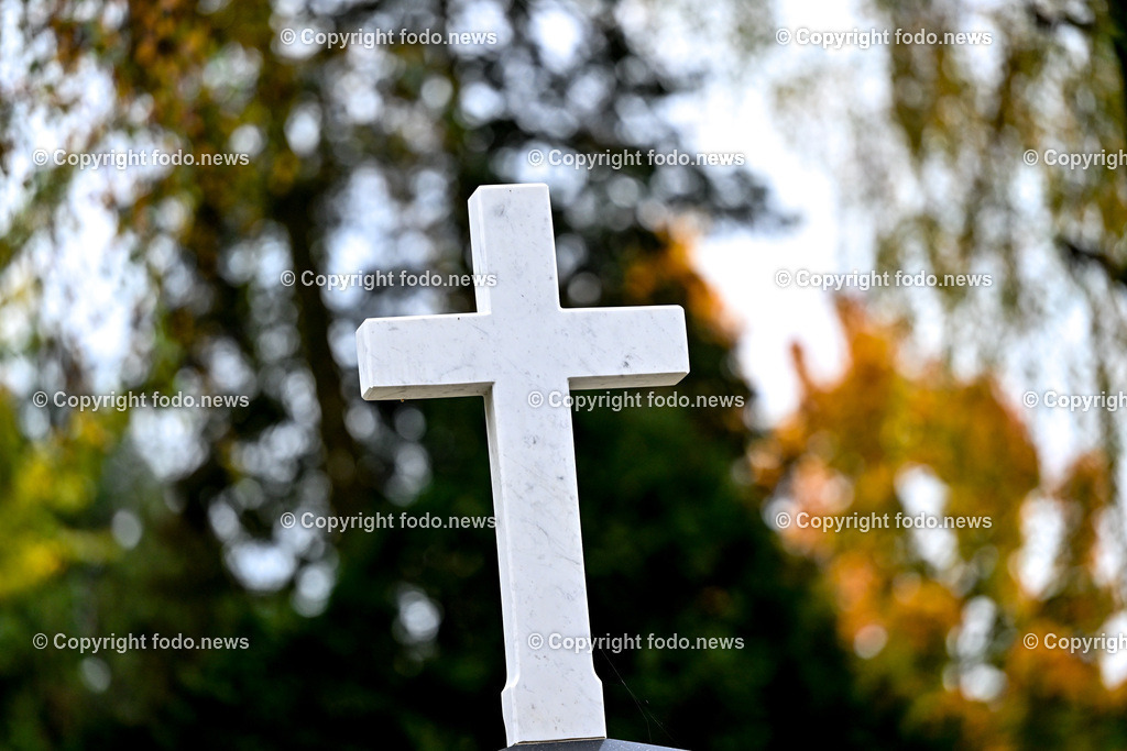 Friedhof_ Kreuz_ Kruzifix_ Jesu Christi_ Allerheiligen_ 26.10.2024-70 | 26.10.2024, Friedhof, AUT, Allerheiligen, Themenbilder im Bild Friedhof, Kreuz, Kruzifix, Jesu Christi, Allerheiligen, Engerl, Engel, Kerzen, Grab, Grablicht, Blumen, Skulptur, Grabstein, Symbolbild, Grablaterne, Grabkerze, Grabkerzen, Grablichter, Kerze, Grabkreuz, Gedenken, Bestattung, Verstorbene, Totenruhe, Grab, Urne, Blumenschmuck, Schmuck, Besucher, Feature, kreativ, creativ, Linz