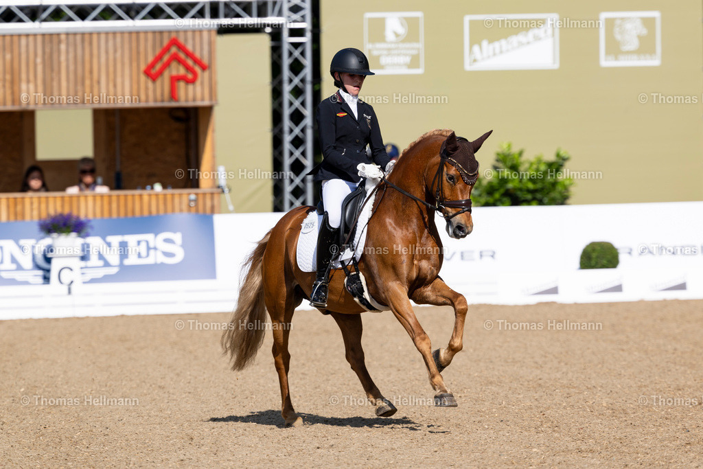 TH_525 Dobbi Dobsen_ Lilli von Helldorf_29805 | Al Shiraàa Deutsches Spring- und Dressur-Derby 2025 am 01.06.25 in Hamburg, Thomas Hellmann, 525 Dobbi Dobsen, Lilli von Helldorf
