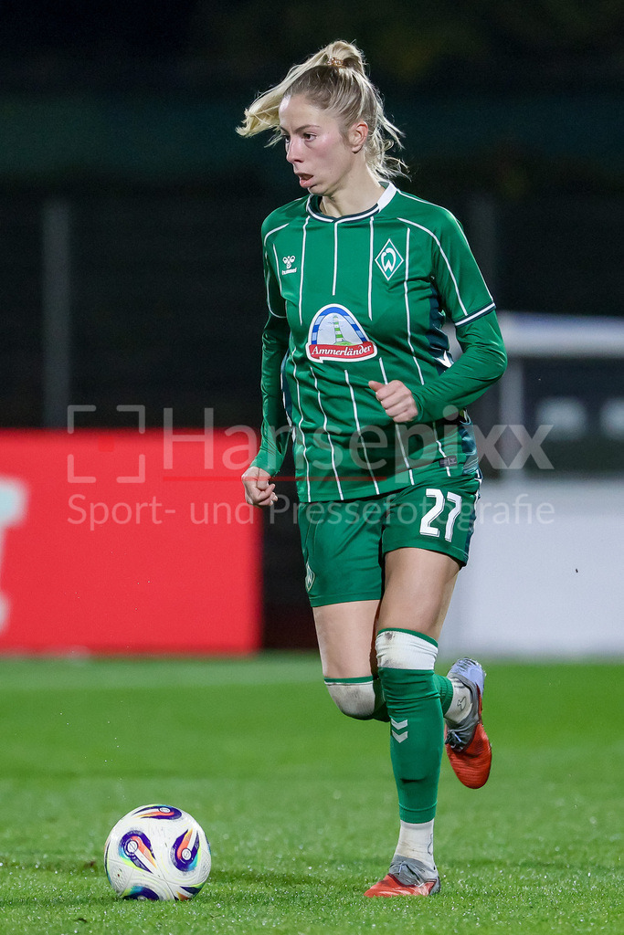 Fussball, Google Pixel Frauen-Bundesliga, SV Werder Bremen - RB Leipzig | Sharon Beck (SV Werder Bremen, 27) am Ball, Freisteller, Einzelbild, Ganzkörper, Aktion, Action, Spielszene, DIE DFB-RICHTLINIEN UNTERSAGEN JEGLICHE NUTZUNG VON FOTOS ALS SEQUENZBILDER UND/ODER VIDEOÄHNLICHE FOTOSTRECKEN. DFB REGULATIONS PROHIBIT ANY USE OF PHOTOGRAPHS AS IMAGE SEQUENCES AND/OR QUASI-VIDEO.