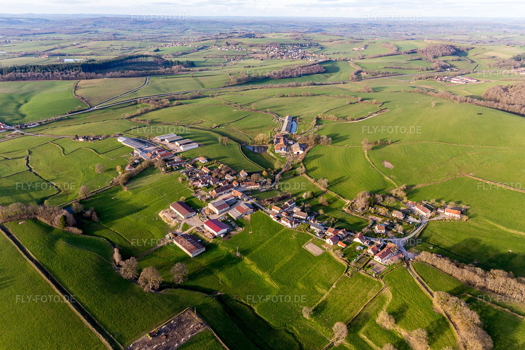 Luftbild: Ortsansicht in Curgy im Bundesland Saône-et-Loire in Frankreich. Foto: IMG_105503.jpg vom 01.04.2018 durch Werner Riehm/FLY-FOTO.de