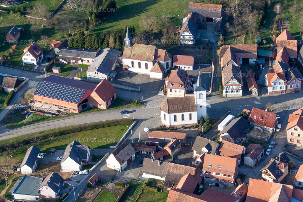 Aerial view: Church building in the village center in Keffenach in the state Bas-Rhin, France. – Photo: IMG_38762.jpg taken on 03/20/2011 by Werner Riehm/FLY-FOTO.com – Resolution of the original: 4523 x 3015 px