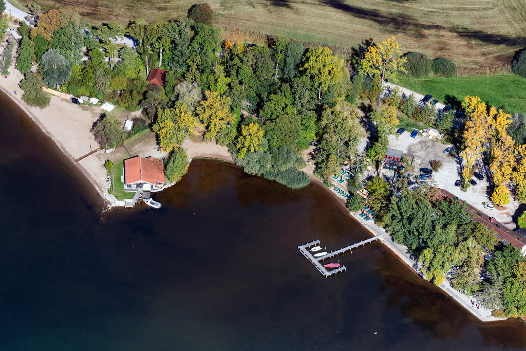 dr__0038951.jpg | ÜBERSEE 11.10.2019 Tische und Sitzbänke der Freiluft- Gaststätten Sundownerbar in Übersee im Bundesland Bayern, Deutschland. // Tables and benches of open-air restaurants Sundownerbar in Uebersee in the state Bavaria, Germany. Foto: Daniel Reiter