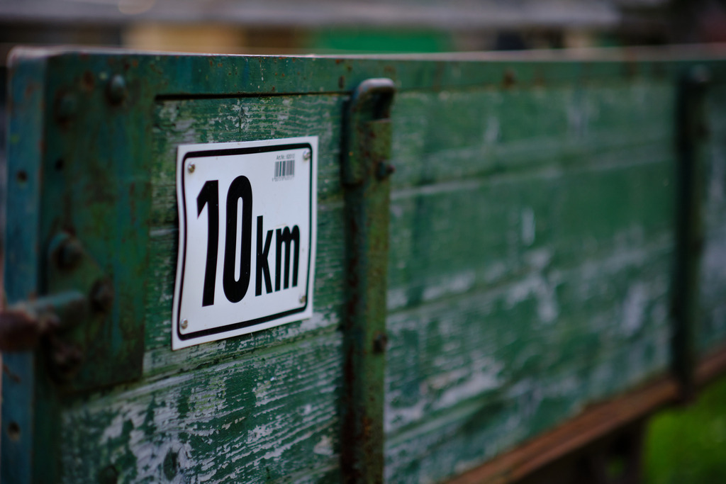 landwirtschaftlicher Anhänger mit Geschwindigkeitshinweis | Strebersdorf, Austria - October 03, 2023: landwirtschaftlicher Anhänger mit 10km Tafel; Geschwindigkeitsbeschränkung. - Realisiert mit Pictrs.com