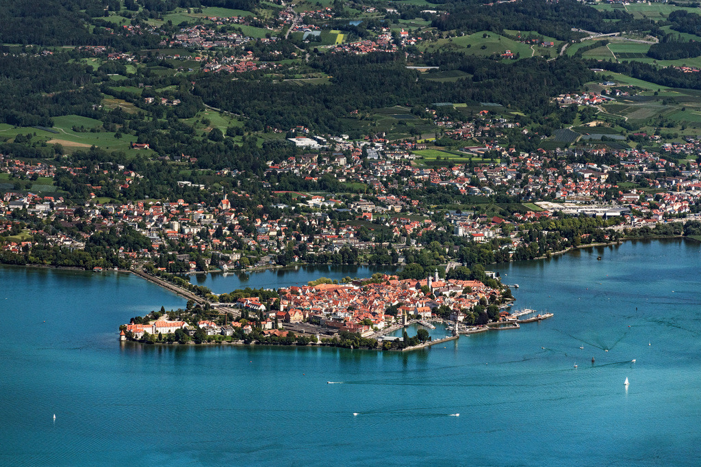dr__0059195.jpg | LINDAU (BODENSEE) 20.08.2020 Stadtgebiet mit Außenbezirken und Innenstadtbereich in Lindau (Bodensee) im Bundesland Bayern, Deutschland. // City area with outside districts and inner city area in Lindau (Bodensee) in the state Bavaria, Germany. Foto: Daniel Reiter