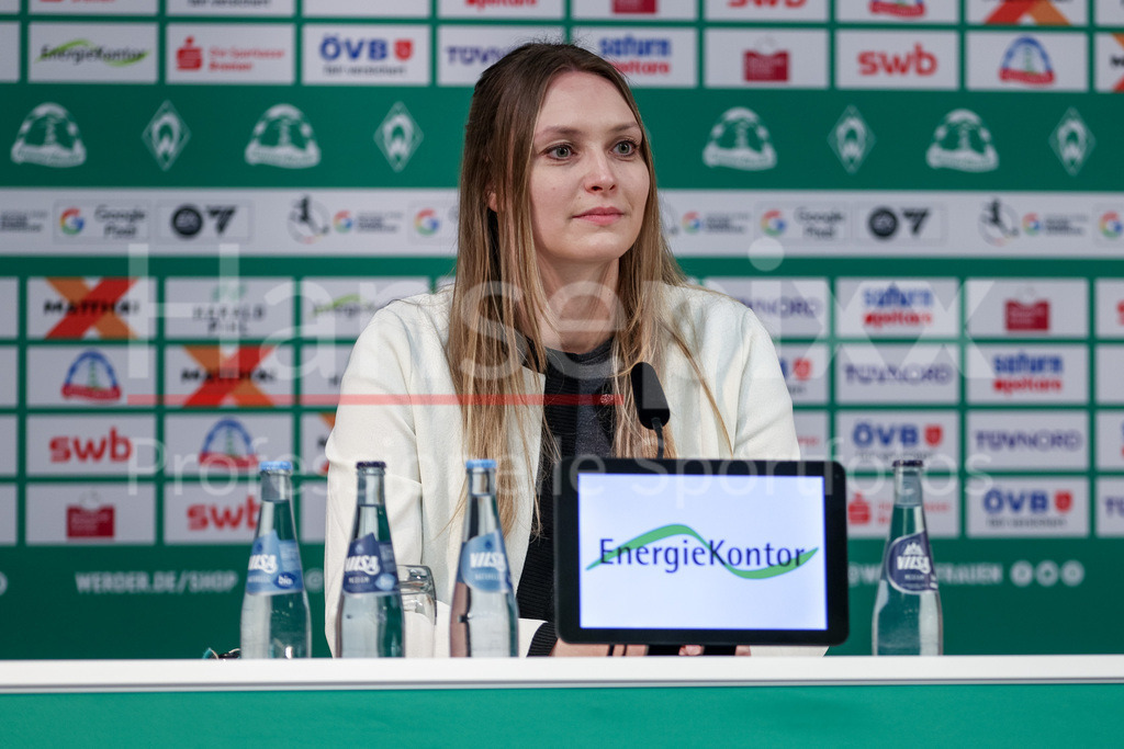 Fussball, Google Pixel Frauen-Bundesliga, Vorstellung Trainerin SV Werder Bremen | Marie Backhaus (Presseverantwortliche, SV Werder Bremen) während der Pressekonferenz, Portrait, Nahaufnahme, Einzelfoto, Einzelbild, DIE DFB-RICHTLINIEN UNTERSAGEN JEGLICHE NUTZUNG VON FOTOS ALS SEQUENZBILDER UND/ODER VIDEOÄHNLICHE FOTOSTRECKEN. DFB REGULATIONS PROHIBIT ANY USE OF PHOTOGRAPHS AS IMAGE SEQUENCES AND/OR QUASI-VIDEO.