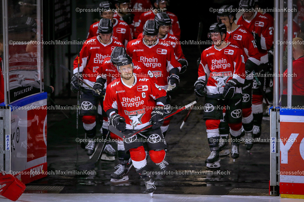 KoeDEL15092301043 | 15.09.2023, Köln, Eishockey, Penny DEL, Spieltag 1, Lanxess-Arena, Kölner Haie -  Nürnberg Ice Tigers: Moritz Müller (Kölner Haie) führt die Mannschaft auf das Eis.