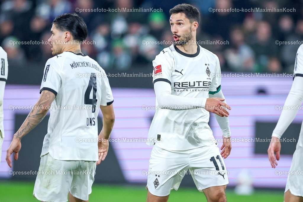 BMG28112501081 | 28.11.2025, Fußball, Borussia Mönchengladbach - RB Leipzig, 1. Fußball Bundesliga, 12.Spieltag, Borussia-Park, Saison 2025 2026: Kevin Diks (Borussia Mönchengladbach #04) neben Tim Kleindienst (Borussia Mönchengladbach #11) DFB regulations prohibit any use of photographs as image sequences and or quasi-video.