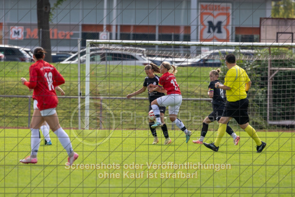 20250928_131736_0183 | #,1.FC Donzdorf (schwarz) vs. TV Derendingen (rot), Fussball, Frauen-Verbandsliga Württemberg, 03. Spieltag, Saison 2025/2026, Rasenplatz Lautertal Stadion, Süßener Straße 16, 73072 Donzdorf, 28.09.2025 - 13:00 Uhr,Foto: PhotoPeet-Sportfotografie/Peter Harich