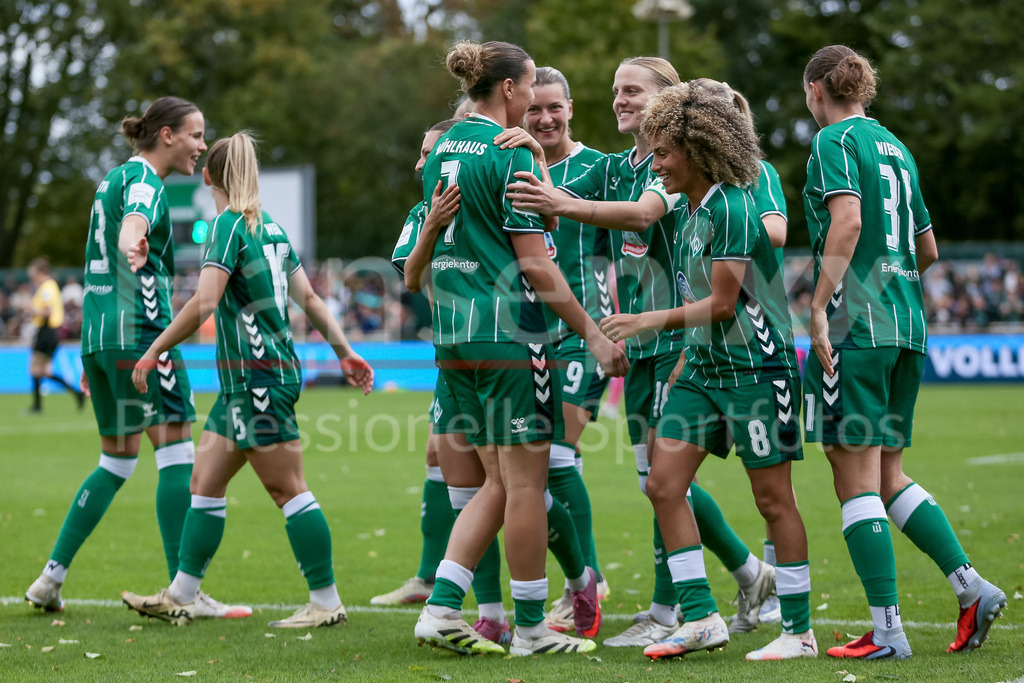 Fussball, Google Pixel Frauen-Bundesliga, SV Werder Bremen - TSG 1899 Hoffenheim | Spielerinnen des SV Werder Bremen mit Torjubel, Jubel, jubeln, jubelt, optimistisch, Spielszene, Highlight, Freude über das Tor zum 1:0, DIE DFB-RICHTLINIEN UNTERSAGEN JEGLICHE NUTZUNG VON FOTOS ALS SEQUENZBILDER UND/ODER VIDEOÄHNLICHE FOTOSTRECKEN. DFB REGULATIONS PROHIBIT ANY USE OF PHOTOGRAPHS AS IMAGE SEQUENCES AND/OR QUASI-VIDEO.