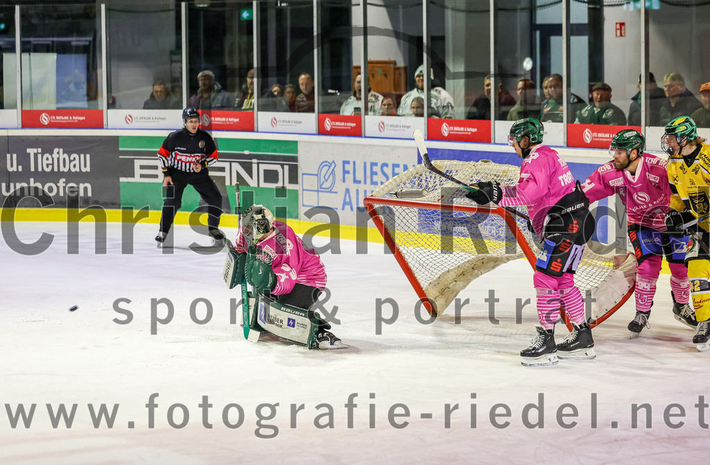 2025-10-28_081_TSV_Erding_gegen_Toelzer_Loewen | Erding, Deutschland, 28.10.2025:Eishockey, Oberliga Süd 2025 / 2026, 13. Spieltag, TSV Erding gegen Tölzer Löwen, Endergebnis: 2:5Torwart Leon Meder (Erding Gladiators, #39), Louis Trattner (Erding Gladiators, #7), Markus Eberhardt (Erding Gladiators, #94), Quirin Schlager (Tölzer Löwen, #42)Foto: Christian Riedel / fotografie-riedel.net