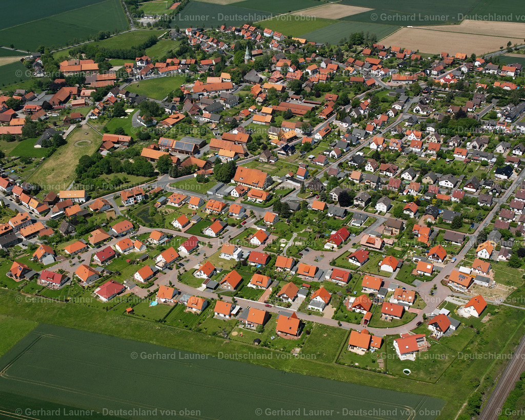 2638242 | DöRNTEN 09.06.2006 Ortsansicht der Straßen und Häuser der Wohngebiete in Dörnten im Bundesland Niedersachsen, Deutschland // Town View of the streets and houses of the residential areas in Dörnten in the state Lower Saxony, Germany Foto: Gerhard Launer