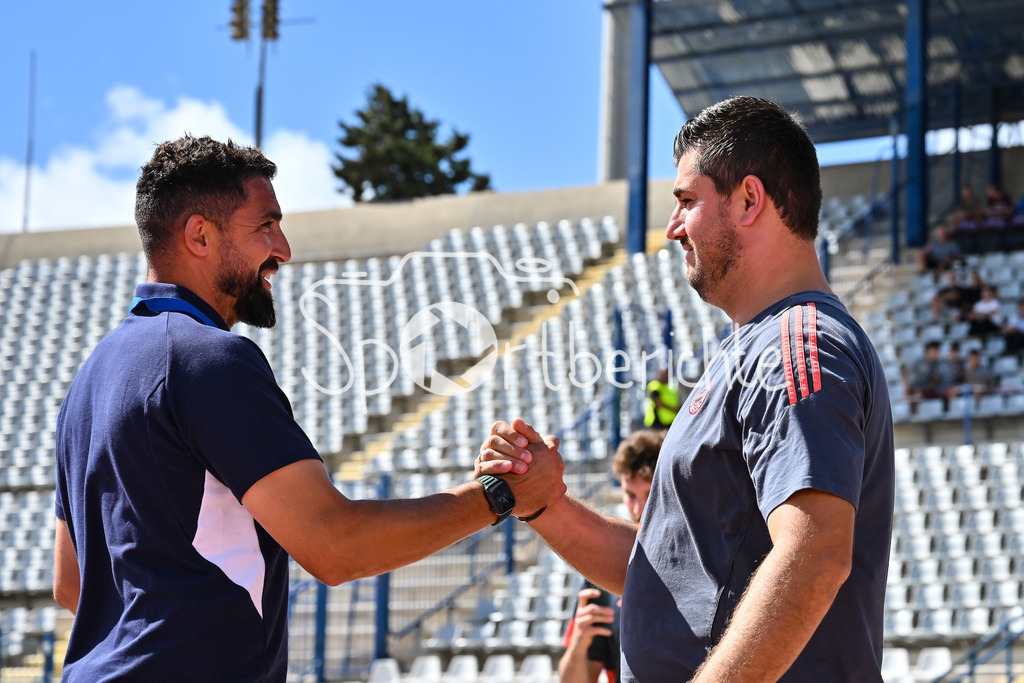 Papohs FC U19 - FC Bayern München U19 | Vor der Partie begrüssen sich Sofyane CHERFA Trainer U19 Paphos FC und Peter GAYDAROV Trainer FC Bayern Muenchen U19 / UEFA Youth League: Paphos FC U19 - FC Bayern München U19; Stelios Kyriakides Stadium am 30.09.2025