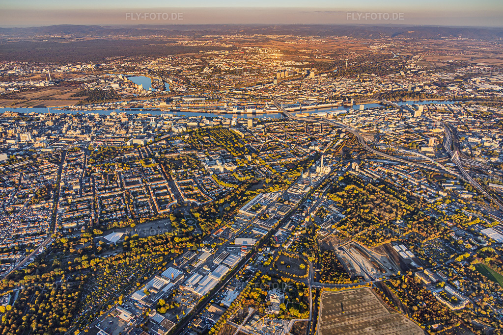 Luftbild: Stadtübersicht aus Westen von der Industriestraße bis zur BASF am Rhein im Ortsteil Friesenheim in Ludwigshafen im Bundesland Rheinland-Pfalz in Deutschland. – Foto: IMG_159738.jpg vom 06.10.2026 durch Werner Riehm/FLY-FOTO.de – Auflösung des Originals: 5839 x 3893 px
