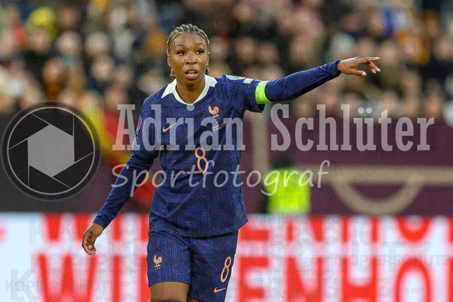 Deutschland vs Frankreich - Halbfinale - UEFA Women's Nations League | Düsseldorf, Deutschland, 24.10.25:   Grace Geyoro ( Frankreich ) gestikuliert, Gestik waehrend des Halbfinals der UEFA Women's Nations League zwischen Deutschland vs Frankreich in der Merkur-Spiel-Arena(Foto von Brauer-Fotoagentur / Adrian Schlueter)