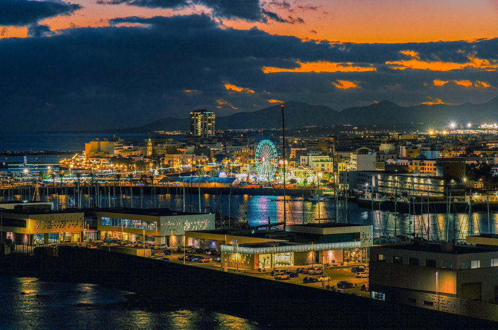 Weihnachtsmarkt im nächtlich beleuchteten Puerto del Rosario,Fuerteventura | Hochauflösende und hochwertige Bilder und Fotos.Kommerzielle oder private Nutzung ✔ Bilder downloaden✔ Acryl ✔ Leinwand ✔ Poster ✔
 - Realisiert mit Pictrs.com