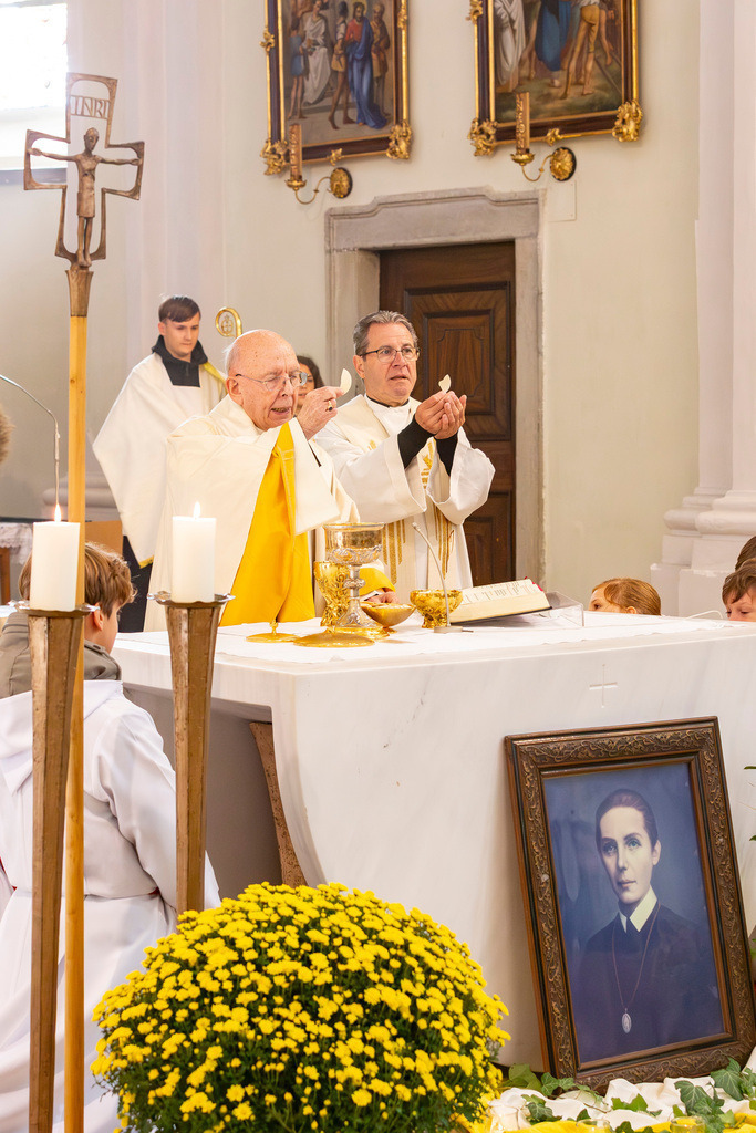 Festmesse-060 | Fotodoku der Festmesse anläßlich der Seligsprechung von Maria Theresia LEDOCHOWSKA 1975, zelebriert von Altbischof DDr. Klaus Küng und Pfarrer Mag. Zenon PAJAK in der Pfarrkirche Loosdorf. 