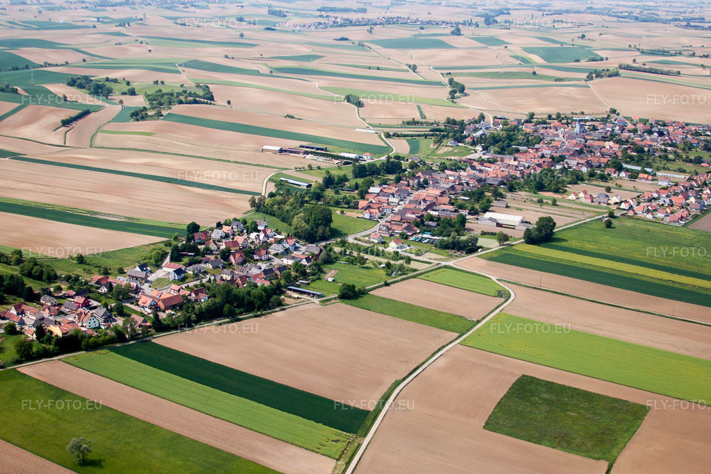 Vue aérienne: Vue de la ville depuis le nord-est à Niederlauterbach dans le département Bas Rhin, France.Photo: IMG_40951(40930).jpg prise le 08/05/2011 par Werner Riehm/FLY-FOTO.euRésolution de l'original: 4263 x 2842 px