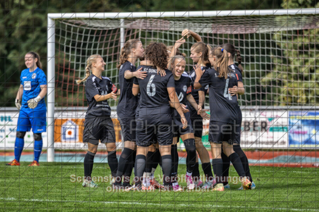 20250928_130617_0115-Bearbeitet | Jubel nach dem 1:0 Führungstreffer durch Judith Schutte (1.FC Donzdorf #07)1.FC Donzdorf (schwarz) vs. TV Derendingen (rot), Fussball, Frauen-Verbandsliga Württemberg, 03. Spieltag, Saison 2025/2026, Rasenplatz Lautertal Stadion, Süßener Straße 16, 73072 Donzdorf, 28.09.2025 - 13:00 Uhr,Foto: PhotoPeet-Sportfotografie/Peter Harich