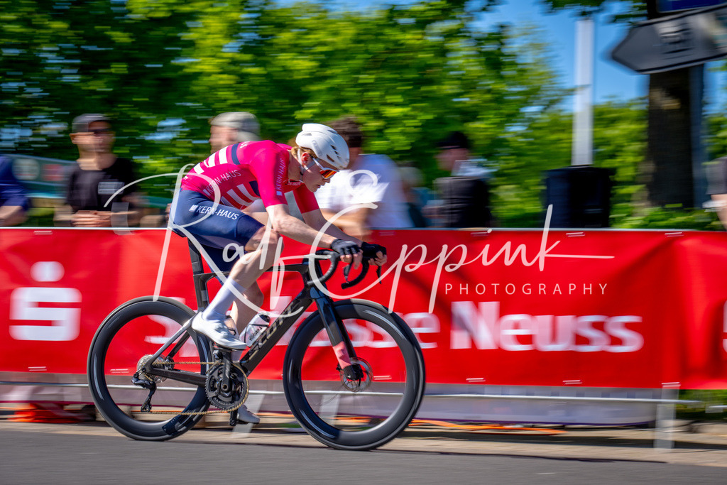 Spurt in den Mai 2026 - Großer Preis der Sparkasse Neuss | Annual one-day road cycling race "Großer Preis der Sparkasse Neuss" held in Büttgen, Germany, organized by VfR Büttgen 1912 e.V. The event features multiple races across all age categories from U11 youth to Elite men. - Realisiert mit Pictrs.com