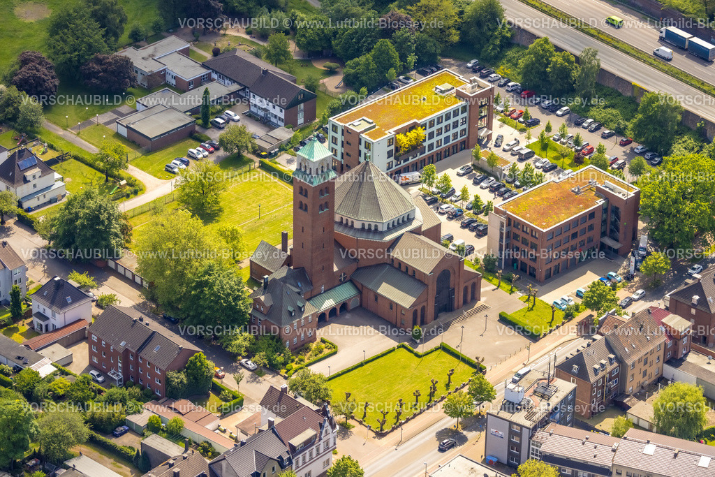 Gladbeck230510674 | Luftbild, Kath. Kirche Heilig Kreuz, Ärztehaus Butendorf, Butendorf, Gladbeck, Ruhrgebiet, Nordrhein-Westfalen, Deutschland