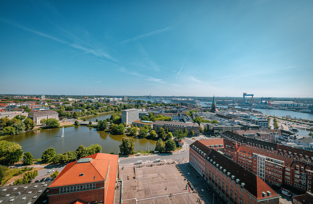 Panoramablick die schleswig-holsteinische Landeshauptstadt Kiel,Kieler Fjorde | Das Bild zeigt einen Blick über die schleswig-holsteinische Landeshauptstadt Kiel mit Blick auf den Kleinen Kiel und die Kieler Förde - Realisiert mit Pictrs.com