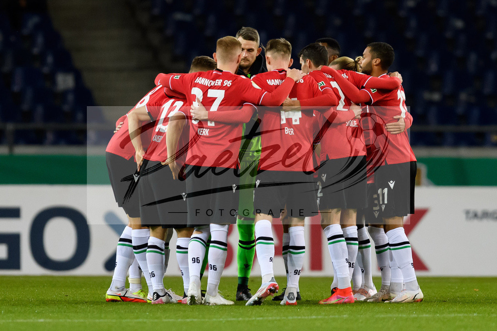 H96DUS20211027_002 | Fussball, Herren: . Spieler von Hannover 96 bilden einen Teamkreis bei dem Spiel der 2. Runde im DFB-Pokal zwischen Hannover 96 und Fortuna Duesseldorf in der HDI-Arena am 27.10.2021 in Hannover, Deutschland.DFB / DFL REGULATIONS PROHIBIT ANY USE OF PHOTOGRAPHS AS IMAGE SEQUENCES AND/OR QUASI-VIDEO. - Realisiert mit Pictrs.com