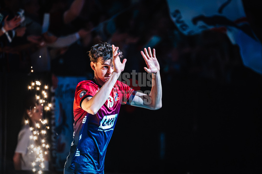 Volleyball | Herren | Saison 2025/2026 | 1. Volleyball Bundesliga Männer | DVV Pokal Halbfinale | SVG Lüneburg vs. SWD powervolleys Düren | 16.12.2025 | Neo Laumann (#13, SVG Lüneburg) läuft in die Arena ein