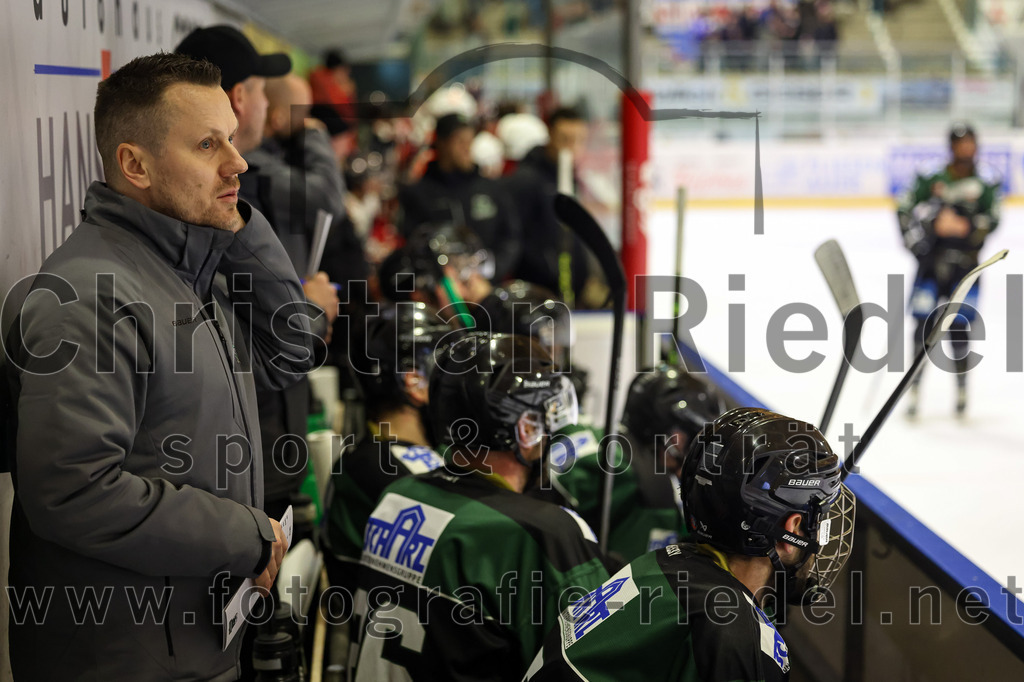 2023-03-03_131_TSV_Erding_gegen_ESC_Kempten | Erding, Deutschland, 03.03.2023:
Eishockey, Bayernliga Playoffs 2022 / 2023, Viertelfinale, TSV Erding gegen ESC Kempten, Endergebnis: 9:3

Trainer Ales Jirik (Erding Gladiators)

Foto: Christian Riedel / fotografie-riedel.net