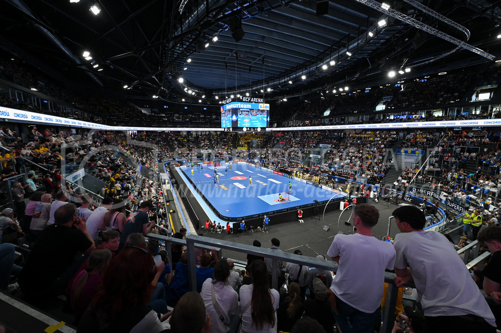 Zug United - HC Rychenberg - 25. April 2026 | Die sehr gut gefüllte Arena am L-UPL Superfinal-Spiel zwischen Zug United und HC Rychenberg am 25. April 2026 in der BCF Arena, Fribourg, Schweiz.Bild: Sportfotografie Markus Aeschimann | www.markus-aeschimann.ch - Realisiert mit Pictrs.com