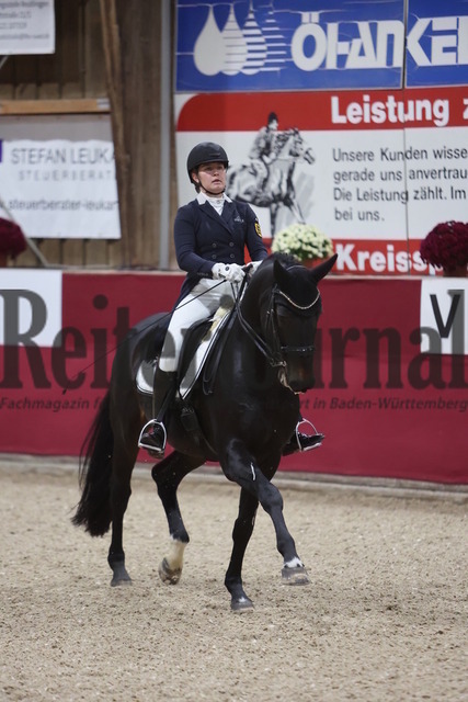 Reutlingen_2024_Prfg.Nr.04_Intermediaire I_Kür_Victoria Rohrmuss_Final Edition 7 (2) | Alle Fotos der Reiterjournal Fotografin Doris Matthaes im Reiterjournal Online-Fotoshop. - Realisiert mit Pictrs.com